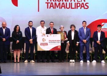 Premia Américo a talentosos jóvenes y deportistas tamaulipecos