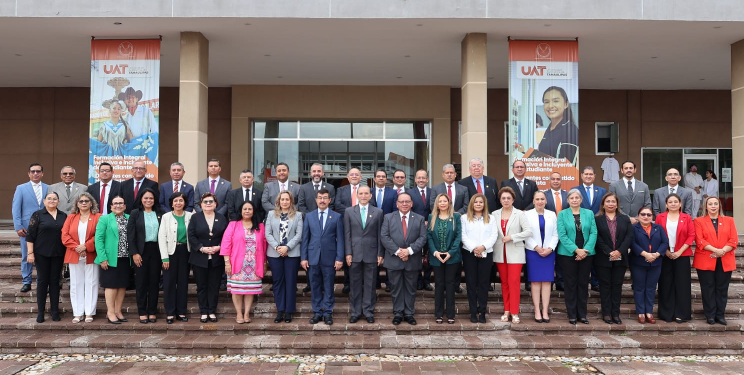 Rector de la UAT entrega equipamiento de vehículos a las facultades de la zona sur