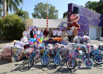 Entrega secretario general de Gobierno y su equipo de trabajo, juguetes al DIF Tamaulipas