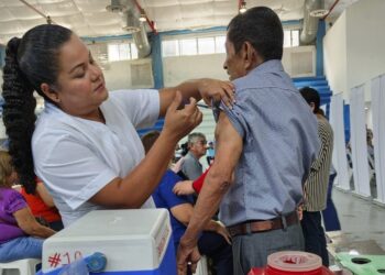 Exhorta Salud a la población a vacunarse contra influenza, covid y neumococo