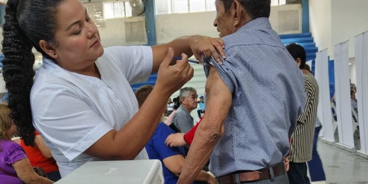 Exhorta Salud a la población a vacunarse contra influenza, covid y neumococo