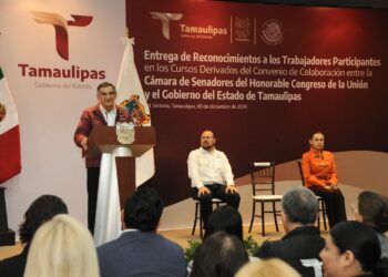 Entrega gobernador reconocimientos a servidores públicos capacitados por el Senado