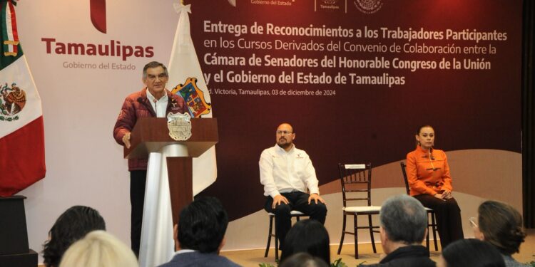 Entrega gobernador reconocimientos a servidores públicos capacitados por el Senado