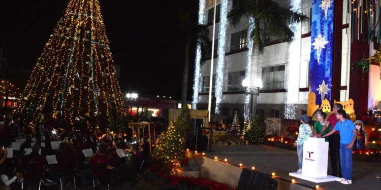 Disfrutaron, junto a las y los victorenses, del desfile navideño