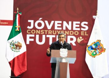 Entrega Américo tarjetas del programa “Jóvenes Construyendo el Futuro”