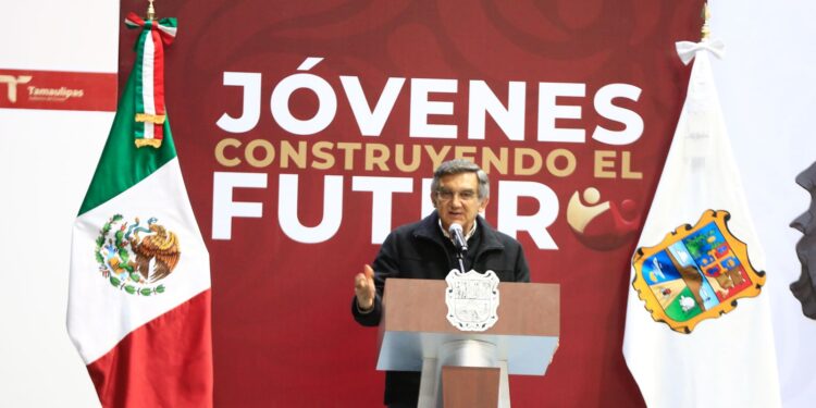 Entrega Américo tarjetas del programa “Jóvenes Construyendo el Futuro”