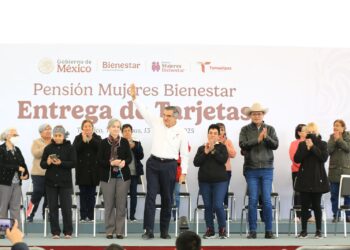 Entrega Américo Villarreal tarjetas del programa  “Mujeres Pensión Bienestar”