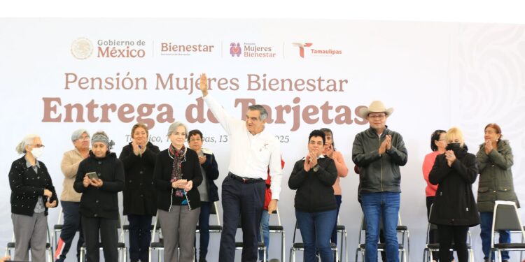 Entrega Américo Villarreal tarjetas del programa  “Mujeres Pensión Bienestar”
