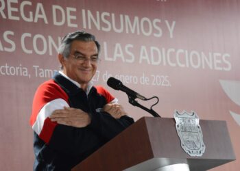 Cumple gobernador a educandos, entrega equipo  tecnológico y mobiliario escolar