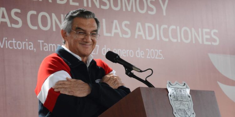 Cumple gobernador a educandos, entrega equipo  tecnológico y mobiliario escolar