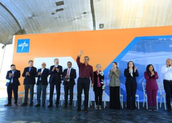 Coloca Américo primera piedra de nueva planta  Medline en Nuevo Laredo