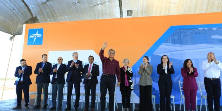 Coloca Américo primera piedra de nueva planta  Medline en Nuevo Laredo