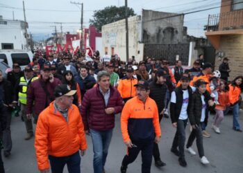Encabeza rector caravana naranja en apoyo al Correcaminos