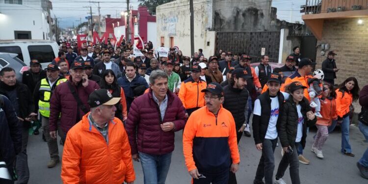 Encabeza rector caravana naranja en apoyo al Correcaminos