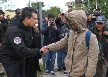 Visitan Lalo y Lucy albergue y colonias para dar cobijo a familias.