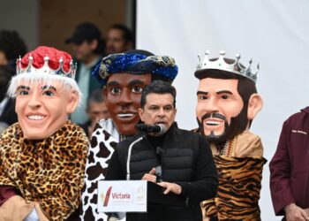 Celebran Lucy y Lalo Día de Reyes con los victorenses.