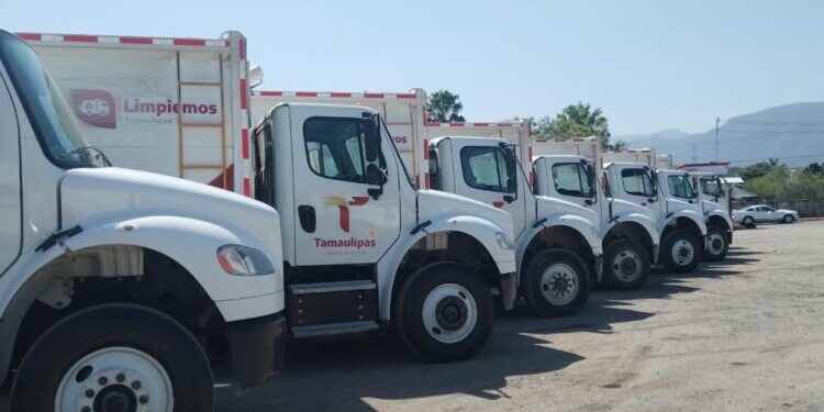 Mantiene Municipio en óptimas condiciones camiones de basura.