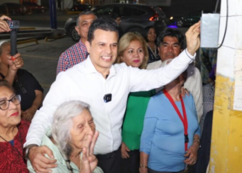 Cumple Lalo a vecinos de la Enrique Cárdenas con red de alumbrado público.