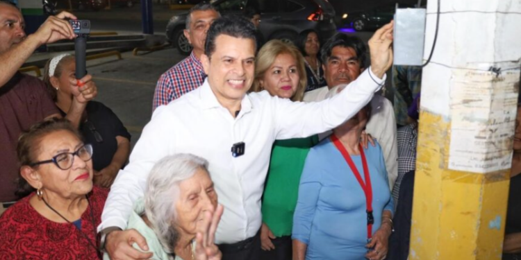 Cumple Lalo a vecinos de la Enrique Cárdenas con red de alumbrado público.