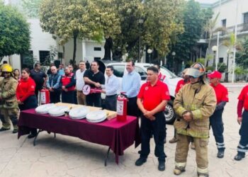 Entrega Gattas equipo al cuerpo de Bomberos