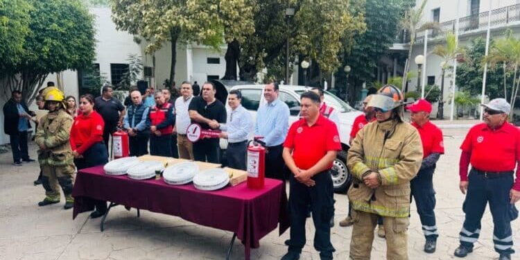 Entrega Gattas equipo al cuerpo de Bomberos