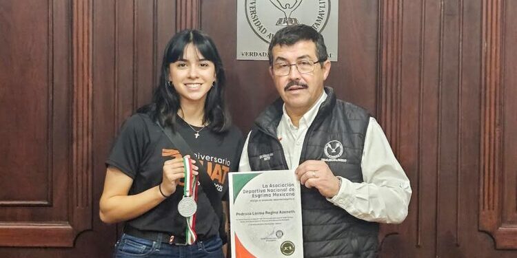 Felicita Dámaso Anaya a exitosa esgrimista de la UAT