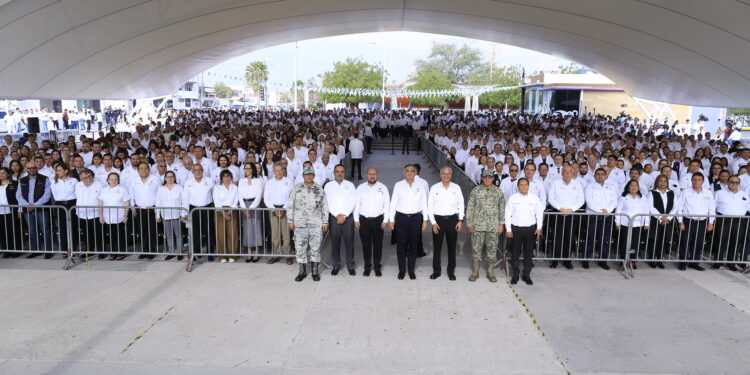 Entrega Américo 16 nuevas ambulancias al  sector salud