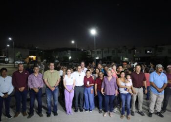 Se ilumina con modernas lámparas fraccionamiento Familias Fuertes.