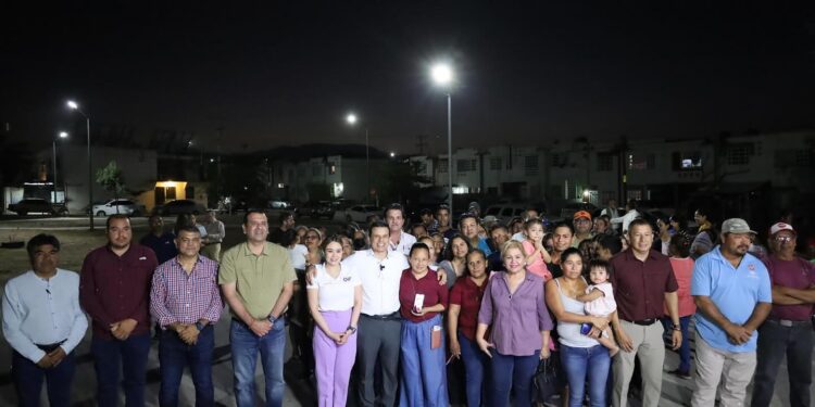 Se ilumina con modernas lámparas fraccionamiento Familias Fuertes.