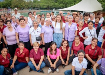 Convive Lucy de Gattás con abuelitos del DIF Victoria.