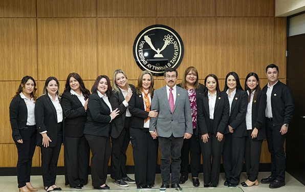 El rector Dámaso Anaya entrega nombramientos a titulares de Familia UAT