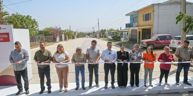 Inauguran calle de concreto hidráulico en la colonia Cuauhtémoc.