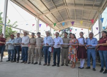 Entrega alcalde obras de apoyo a la educación en ejido Juan Rincón.