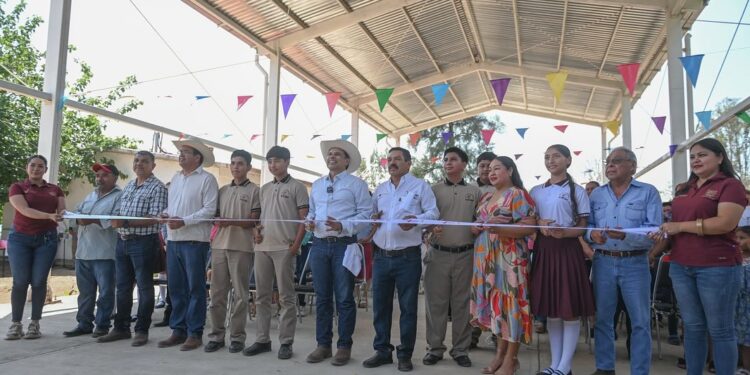 Entrega alcalde obras de apoyo a la educación en ejido Juan Rincón.