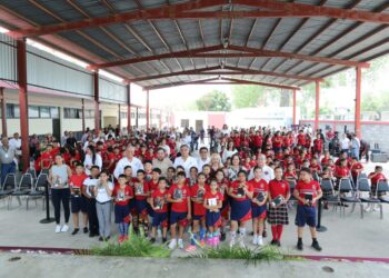 Pone en marcha Américo campaña de vacunación en escuelas y entrega tabletas a  niñas y niños