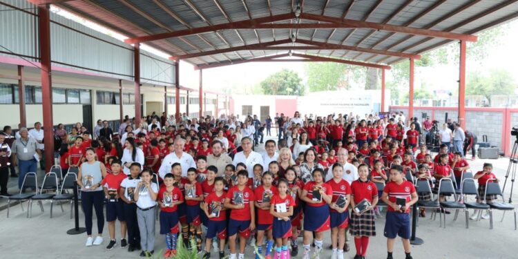 Pone en marcha Américo campaña de vacunación en escuelas y entrega tabletas a  niñas y niños