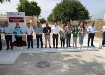Entrega alcalde obra de concreto hidráulico de transitada vialidad.