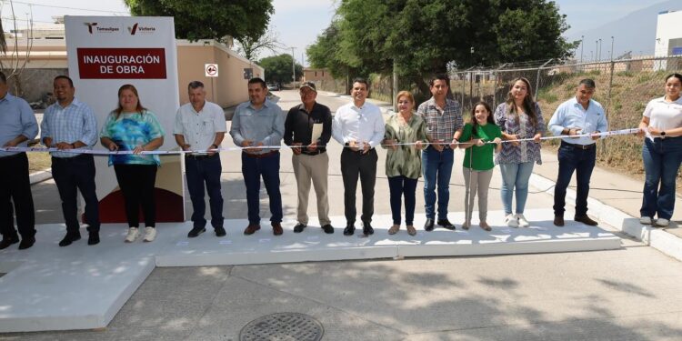 Entrega alcalde obra de concreto hidráulico de transitada vialidad.