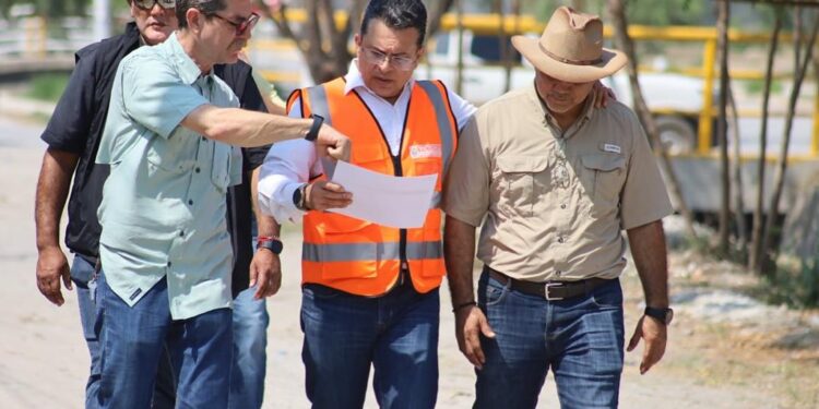 Supervisa alcalde limpieza de dren pluvial