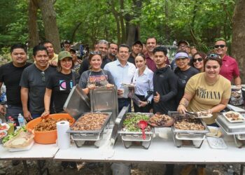 Degustan vacacionistas Parrillada Fest en Los Troncones.