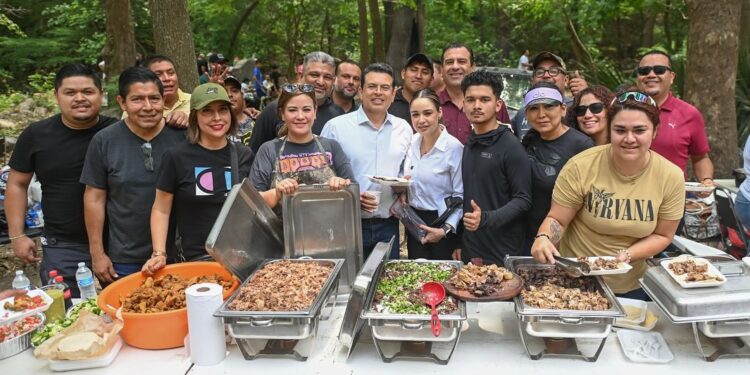 Degustan vacacionistas Parrillada Fest en Los Troncones.