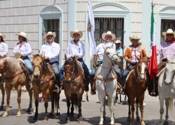 Cabalgantes celebran bicentenario de fundación de Victoria.