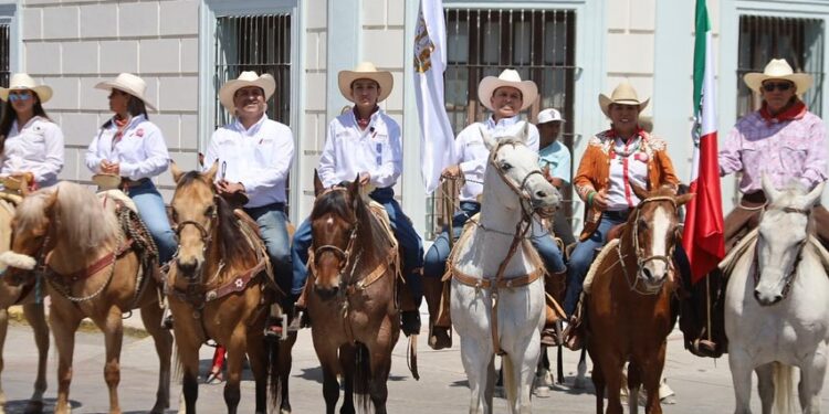 Cabalgantes celebran bicentenario de fundación de Victoria.
