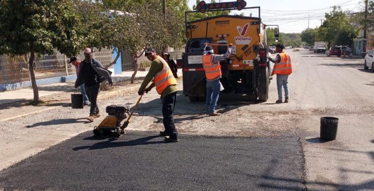 El programa de bacheo permanente sigue sin interrupción mejorando vialidades.