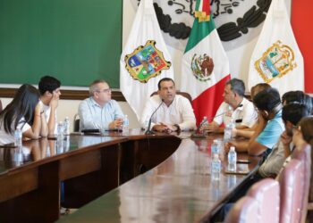 Estudiantes universitarios visitan la Presidencia Municipal.