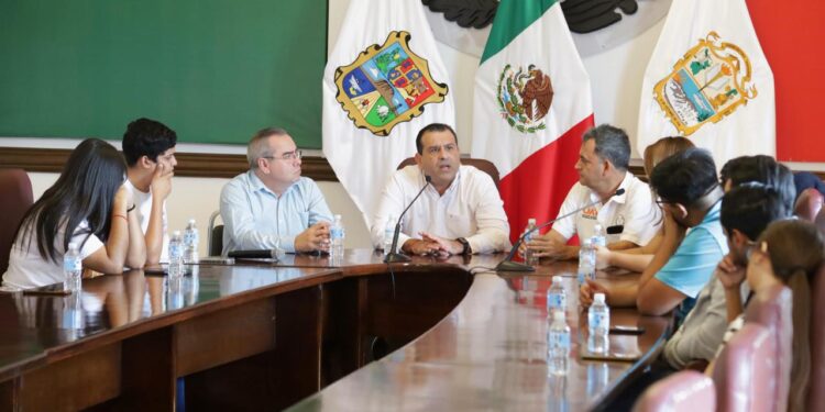 Estudiantes universitarios visitan la Presidencia Municipal.