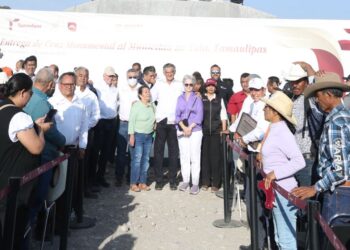 Entrega el gobernador a Tula la cruz más  grande de México