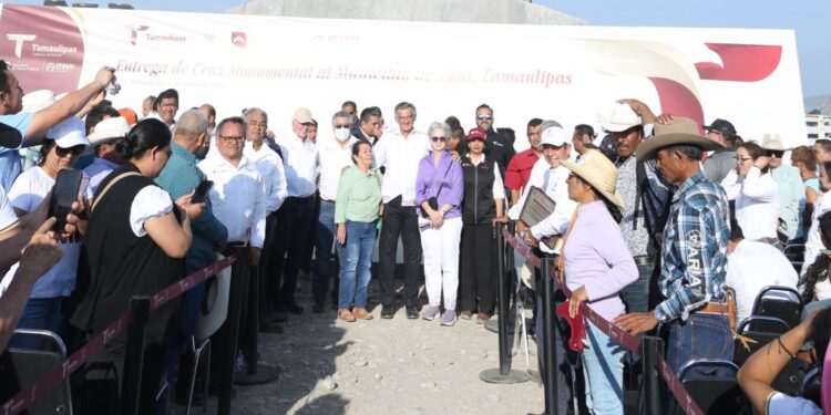 Entrega el gobernador a Tula la cruz más  grande de México