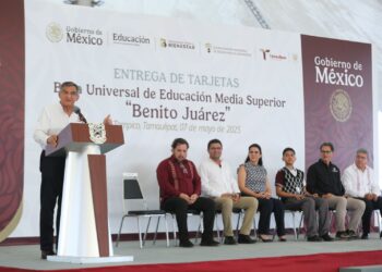 Entrega gobernador a estudiantes de la zona sur becas federales “Benito Juárez”