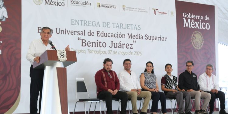 Entrega gobernador a estudiantes de la zona sur becas federales “Benito Juárez”